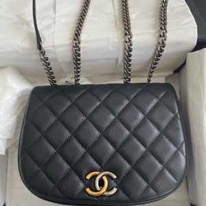 *SOLD* Chanel Messenger Bag black crossbody small